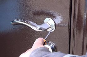 Замена дверной ручки металлической двери в Чебоксарах